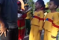 AKRAB: Wabup Fauzi tiba-tiba datang dan menghampiri acara yang digelar anak Sekolah Dasar, yang digelar di Taman Adipura Kota Sumenep. (dik/ SJ foto)