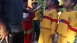 AKRAB: Wabup Fauzi tiba-tiba datang dan menghampiri acara yang digelar anak Sekolah Dasar, yang digelar di Taman Adipura Kota Sumenep. (dik/ SJ foto)