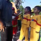 AKRAB: Wabup Fauzi tiba-tiba datang dan menghampiri acara yang digelar anak Sekolah Dasar, yang digelar di Taman Adipura Kota Sumenep. (dik/ SJ foto)