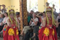 Penari Muang Sangkal menyambut kedatangan turis kapal pesiar di Pendopo Keraton Sumenep, Jawa Timur. (dok/Didik/ SJ foto)