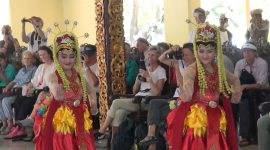 Penari Muang Sangkal menyambut kedatangan turis kapal pesiar di Pendopo Keraton Sumenep, Jawa Timur. (dok/Didik/ SJ foto)