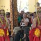 Penari Muang Sangkal menyambut kedatangan turis kapal pesiar di Pendopo Keraton Sumenep, Jawa Timur. (dok/Didik/ SJ foto)