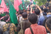 Ratusan aktivis HMI dan IMM Sumenep demo kantor DPRD Sumenep, Kamis, 26/09/2019. (Farin/ SJ foto)