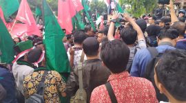 Ratusan aktivis HMI dan IMM Sumenep demo kantor DPRD Sumenep, Kamis, 26/09/2019. (Farin/ SJ foto)
