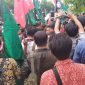 Ratusan aktivis HMI dan IMM Sumenep demo kantor DPRD Sumenep, Kamis, 26/09/2019. (Farin/ SJ foto)