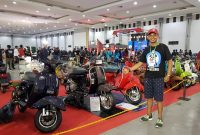 LEBARAN SKUTERIS: Peserta Indonesian Scooter Festival (ISC) 2019 berpose didepan scooter. (Nug/ SJ foto)
