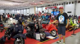 LEBARAN SKUTERIS: Peserta Indonesian Scooter Festival (ISC) 2019 berpose didepan scooter. (Nug/ SJ foto)