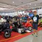 LEBARAN SKUTERIS: Peserta Indonesian Scooter Festival (ISC) 2019 berpose didepan scooter. (Nug/ SJ foto)