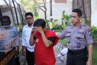 Mahasiswa pelaku pencabulan siswi SMP digelandang petugas Polrestabes Surabaya. (joe/ SJ foto)