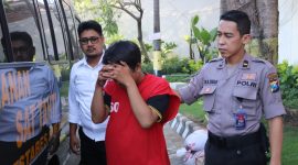 Mahasiswa pelaku pencabulan siswi SMP digelandang petugas Polrestabes Surabaya. (joe/ SJ foto)