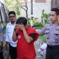 Mahasiswa pelaku pencabulan siswi SMP digelandang petugas Polrestabes Surabaya. (joe/ SJ foto)
