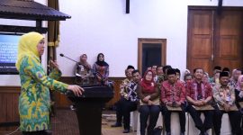 Gubernur Khofifah memberikan pengarahan Kepala Desa  penerima bantuan dana keuangan Desa tahap ke dua di Gedung Negara Grahadi, Kamis, 05/09/2019. (twitter pemprov jatim)