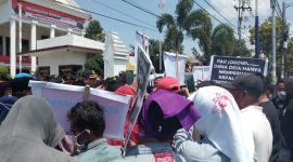 Demo Kejari Sampang, warga Sokobanah membawa puluhan poster kecaman. (Farik/ SJ foto)