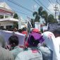 Demo Kejari Sampang, warga Sokobanah membawa puluhan poster kecaman. (Farik/ SJ foto)