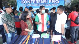Polisi tunjukkan senjata tajam yang akan digunakan dalam tawuran. (Joe/ SJ foto) 