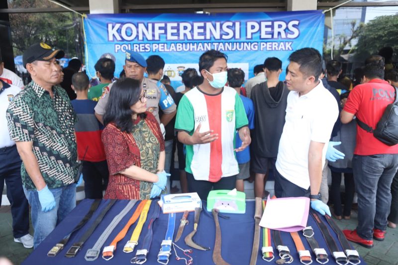 Polisi tunjukkan senjata tajam yang akan digunakan dalam tawuran. (Joe/ SJ foto) 