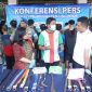 Polisi tunjukkan senjata tajam yang akan digunakan dalam tawuran. (Joe/ SJ foto) 