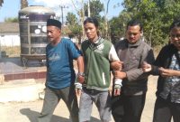Petugas amankan DS, (29), saat sedang menunggu pembeli sabu di Desa Pakondang, Rubaru, Sumenep, Jumat, 20/09/2019. (Feb/ SJ foto)