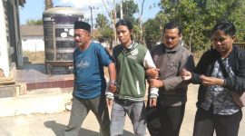Petugas amankan DS, (29), saat sedang menunggu pembeli sabu di Desa Pakondang, Rubaru, Sumenep, Jumat, 20/09/2019. (Feb/ SJ foto)