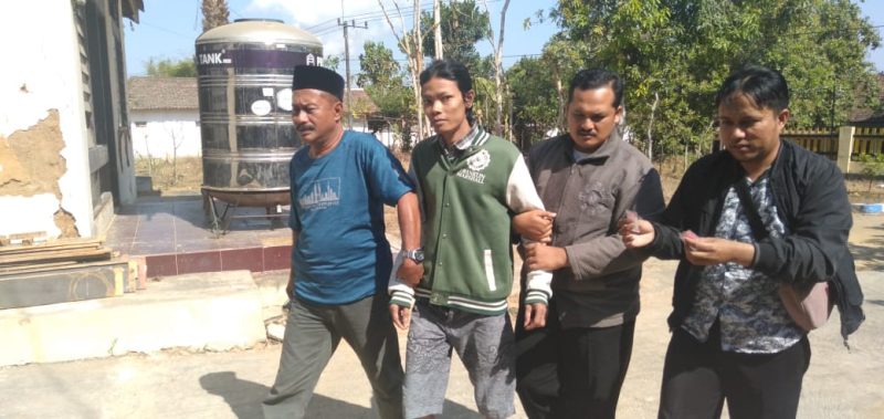 Petugas amankan DS, (29), saat sedang menunggu pembeli sabu di Desa Pakondang, Rubaru, Sumenep, Jumat, 20/09/2019. (Feb/ SJ foto)