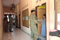 Petugas memeriksa identitas penghuni kos dalam razia yang digelar Satpol PP Sampang, Senin, 23/09/2019. (muhammad/ SJ foto)