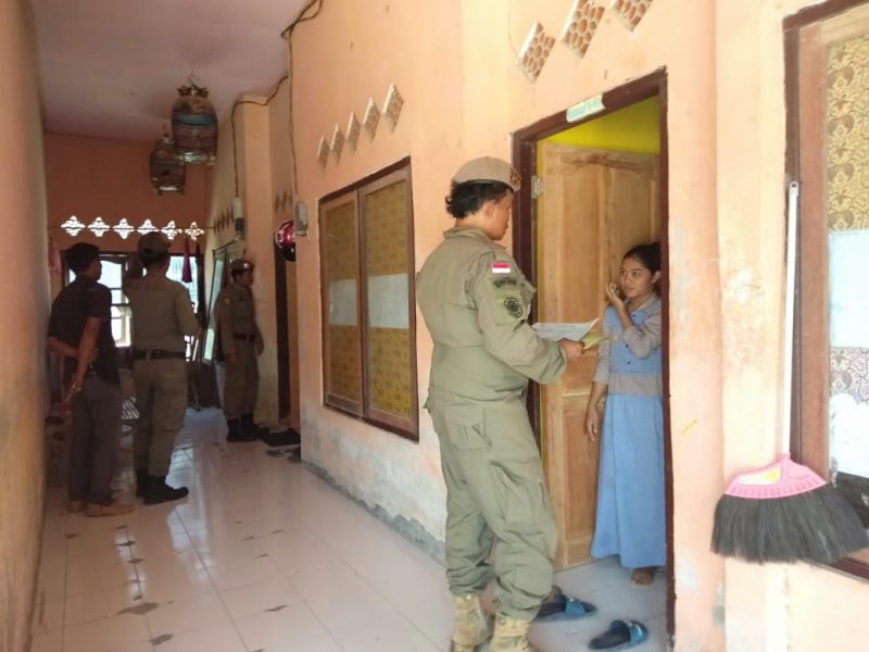 Petugas memeriksa identitas penghuni kos dalam razia yang digelar Satpol PP Sampang, Senin, 23/09/2019. (muhammad/ SJ foto)