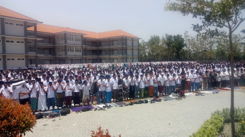 5000 santri Pondok Pesantren Tebuireng, Jombang, Jawa Timur, gelar shalat istisqa', Senin, 30/09/2019. (Mufid/SJ foto)
