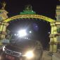 Mobil hitam plat merah M 1236 VP yang dinaiki Wabup Fauzi berhenti di gerbang masuk Kota Sumenep, Minggu dini hari, 22/09/2019. (Farin/ SJ foto)