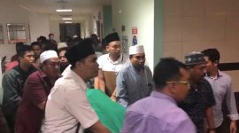 Jenazah KH Fuad Amin Imran saat akan dibawa dari RS Graha Amerta Surabaya menuju ke kampung halaman di Bangkalan, Jawa Timur. (Juli/ SJ foto)