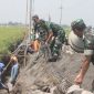 Anggota Kodim 0816 Sidoarjo sedang membangun plengsengan beton. (Fahmi/ SJ foto)