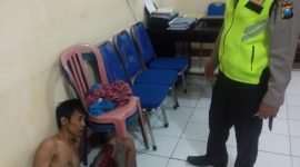 Tersangka A-F diamankan petugas ke Polsek Krian, Sidoarjo, setelah gagal mencuri sepeda motor. (Fahmi/ SJ foto)
