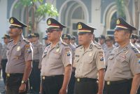 4 personil Polrestabes Surabaya terima kenaikan pangkat jelang masa purna tugas. (Joe/ SJ foto)