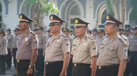 4 personil Polrestabes Surabaya terima kenaikan pangkat jelang masa purna tugas. (Joe/ SJ foto)