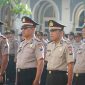 4 personil Polrestabes Surabaya terima kenaikan pangkat jelang masa purna tugas. (Joe/ SJ foto)
