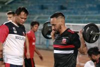 Pelatih Kiper Kurnia Sandy ikut memantau latihan Madura United, Sabtu malam, 07/09/2019. (foto: twitter madura united)