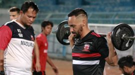 Pelatih Kiper Kurnia Sandy ikut memantau latihan Madura United, Sabtu malam, 07/09/2019. (foto: twitter madura united)