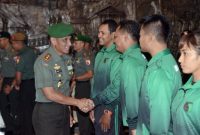 Pangdam V Brawijaya saat melepas atlet karate Piala Panglima TNI. (istimewa)