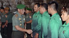 Pangdam V Brawijaya saat melepas atlet karate Piala Panglima TNI. (istimewa)