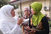 Gubernur Khofifah temui perantau asal Jatim setibanya di Surabaya pasca insiden Wamena. (Fahmi/SJ Foto)