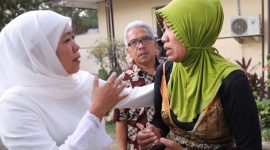 Gubernur Khofifah temui perantau asal Jatim setibanya di Surabaya pasca insiden Wamena. (Fahmi/SJ Foto)