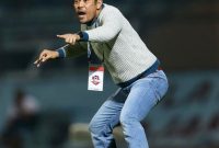 Coach Nilmaizar memberi semangat pemain Persela. (foto: istimewa)