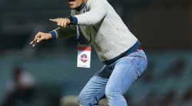 Coach Nilmaizar memberi semangat pemain Persela. (foto: istimewa)