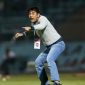 Coach Nilmaizar memberi semangat pemain Persela. (foto: istimewa)
