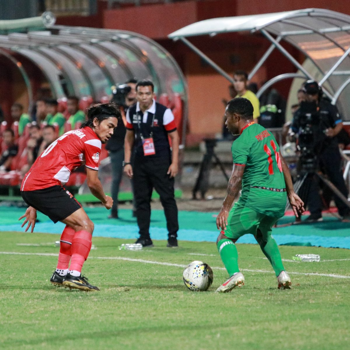 Pelatih Rasiman saat mengawal skuad Madura United. (foto: twitter madura united)