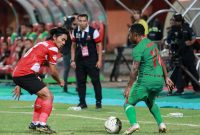 Pelatih Rasiman saat mengawal skuad Madura United. (foto: twitter madura united)