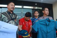 Petugas tunjukkan atribut seragam Angkatan Laut yang dikenakan tersangka saat melakukan penipuan. (Joe/SJ foto)
