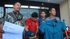 Petugas tunjukkan atribut seragam Angkatan Laut yang dikenakan tersangka saat melakukan penipuan. (Joe/SJ foto)