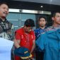 Petugas tunjukkan atribut seragam Angkatan Laut yang dikenakan tersangka saat melakukan penipuan. (Joe/SJ foto)