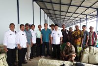 Arif Firmanto, Kepala Dispertahortbun Sumenep memimpin sidak ke gudang tembakau. (dik/ SJ foto)