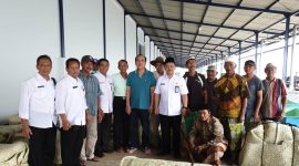 Arif Firmanto, Kepala Dispertahortbun Sumenep memimpin sidak ke gudang tembakau. (dik/ SJ foto)